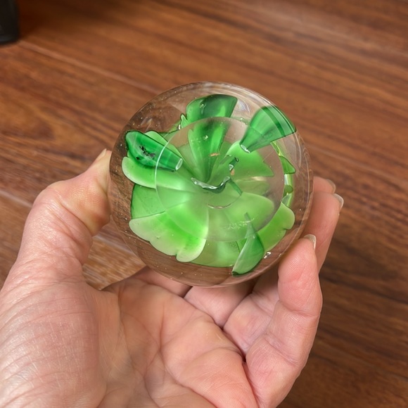 Hand Blown Glass Egg Shaped Paper Weight Green Flower - Picture 7 of 17